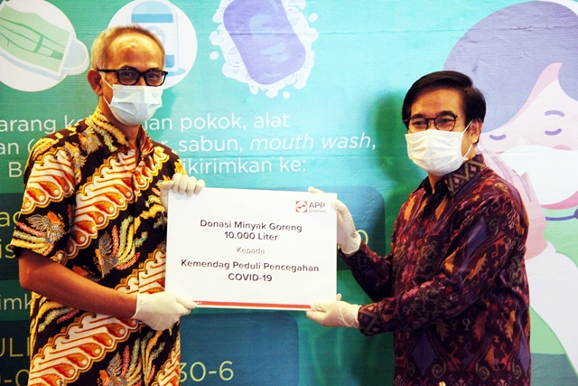 Dukung Program Kemendag Peduli COVID-19, APP Sinar Mas Sumbang 10 Ribu Liter Minyak Goreng